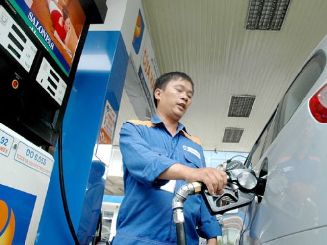 Công ty Saigon Petro cho biết, giá xăng A92 sẽ được điều chỉnh tăng tiếp 700 đồng/lít lên 23.700 đồng/lít kể từ tối nay (28/8). Giá dầu diezel cũng tăng 500 đồng/lít. Giá xăng A92 sẽ được điều chỉnh tăng tiếp 700 đồng/lít lên 23.700 đồng/lít kể từ tối nay. Các doanh nghiệp đầu mối đăng ký tăng giá bán trong bối cảnh giá xăng dầu thế giới tăng mạnh. Tại Singapore - thị trường cung cấp nguồn xăng dầu nhập khẩu lớn nhất cho các doanh nghiệp xăng dầu Việt Nam, giá các loại xăng dầu đã tăng khá mạnh. Trong ngày chốt tăng giá lần trước (13/8), giá xăng thế giới trung bình là 115 USD/thùng, dầu hỏa là 123 USD/thùng nhưng giá trung bình của 2 mặt hàng này trong 30 ngày gần đây đã tăng lên lần lượt là 121 USD và 127 USD/thùng.